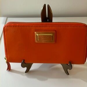 MARC JACOBS ZIP AROUND WALLET IN SOFT PEBBLE LEATHER